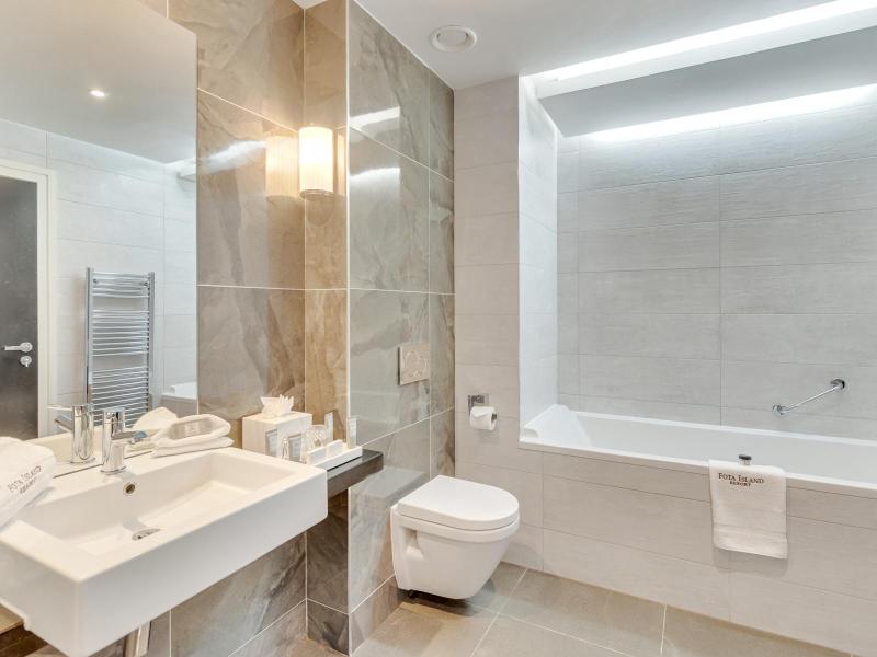Deluxe King room image - bathroom image of bath and toilet