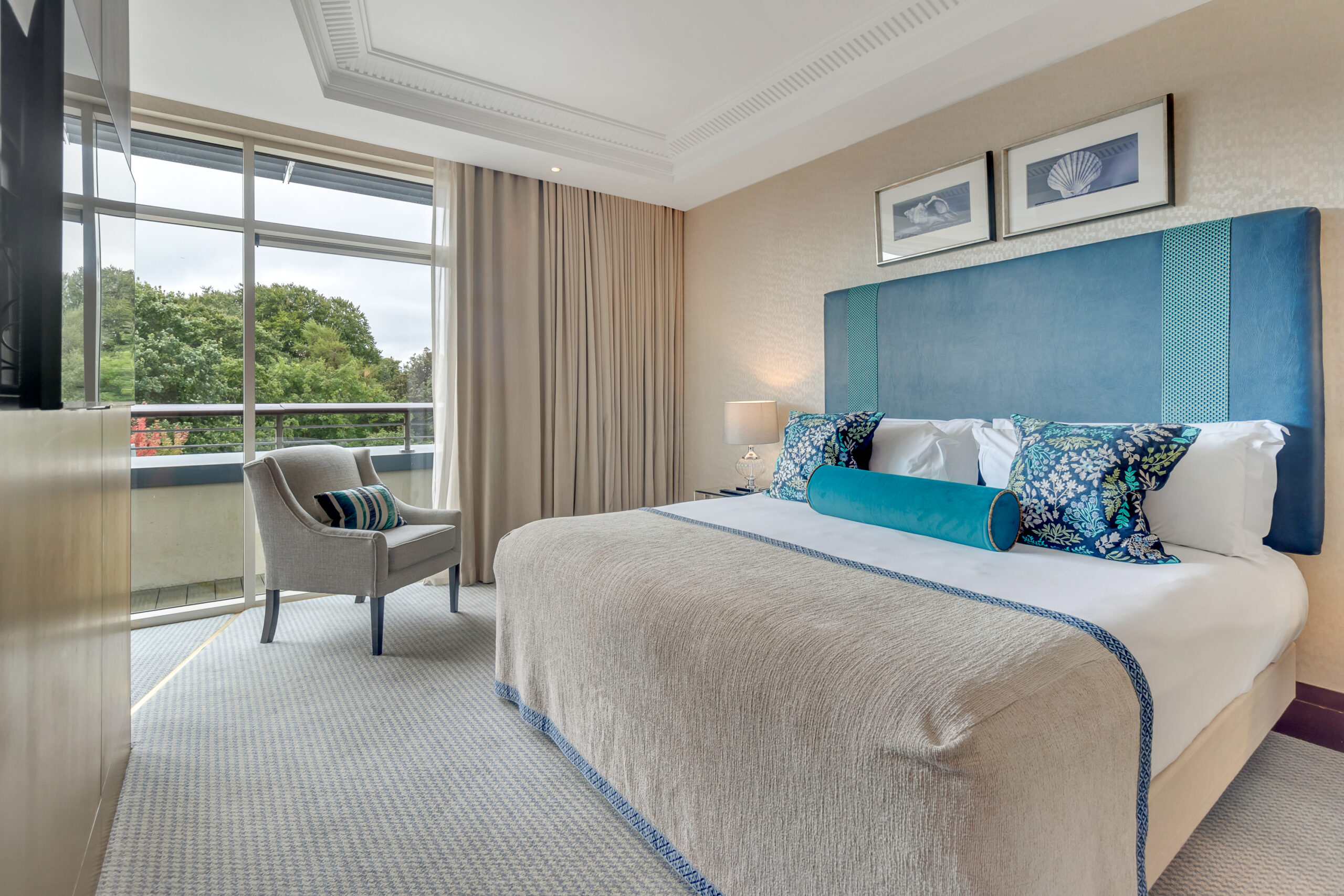 Junior suite bedroom and balcony image
